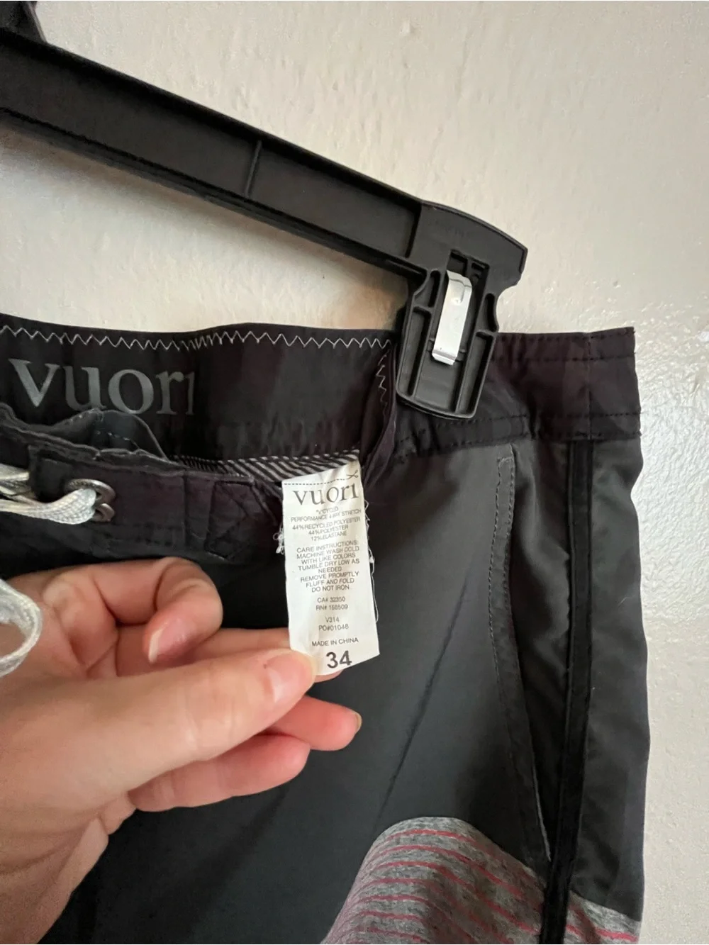 Vuori Cruise Boardshort in Melon Stripe size 34